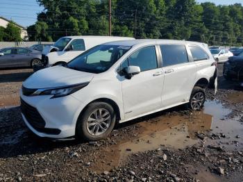  Salvage Toyota Sienna