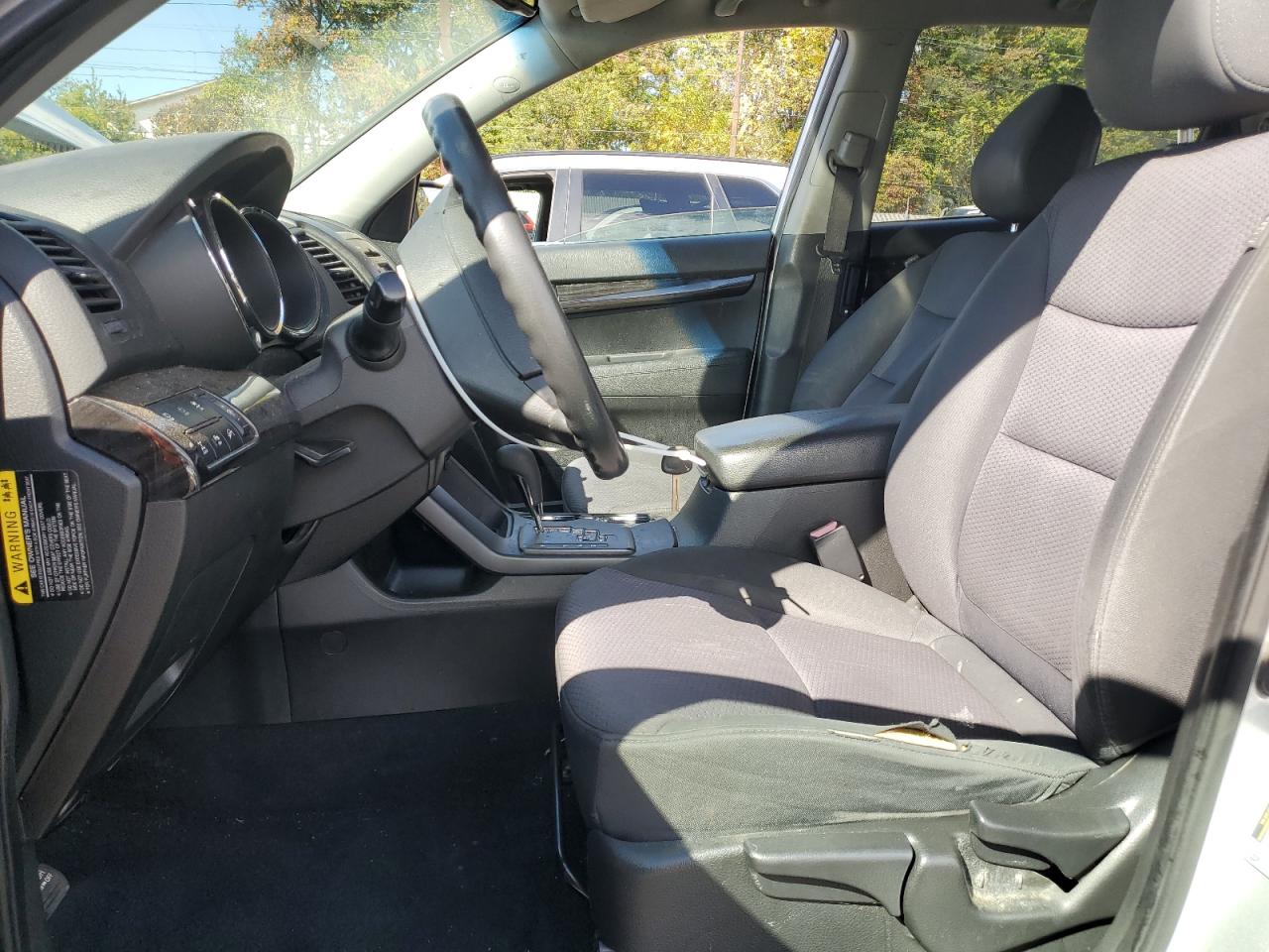 Kia Sorento Base Image 2