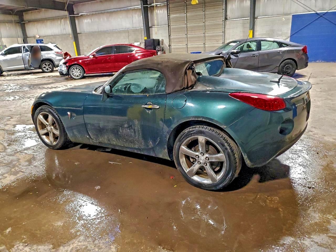 Pontiac Solstice Image 2