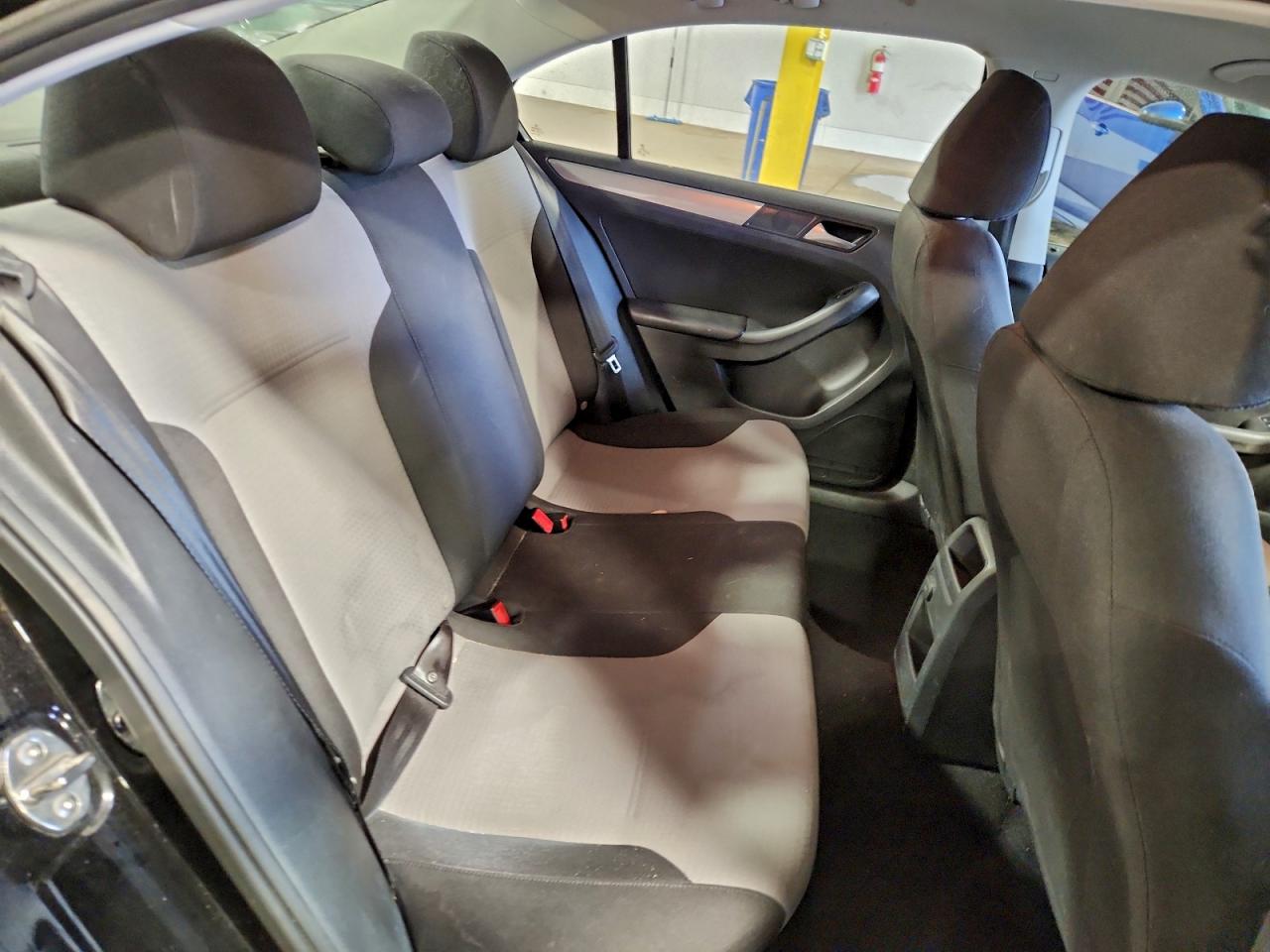 Volkswagen Jetta S Image 9