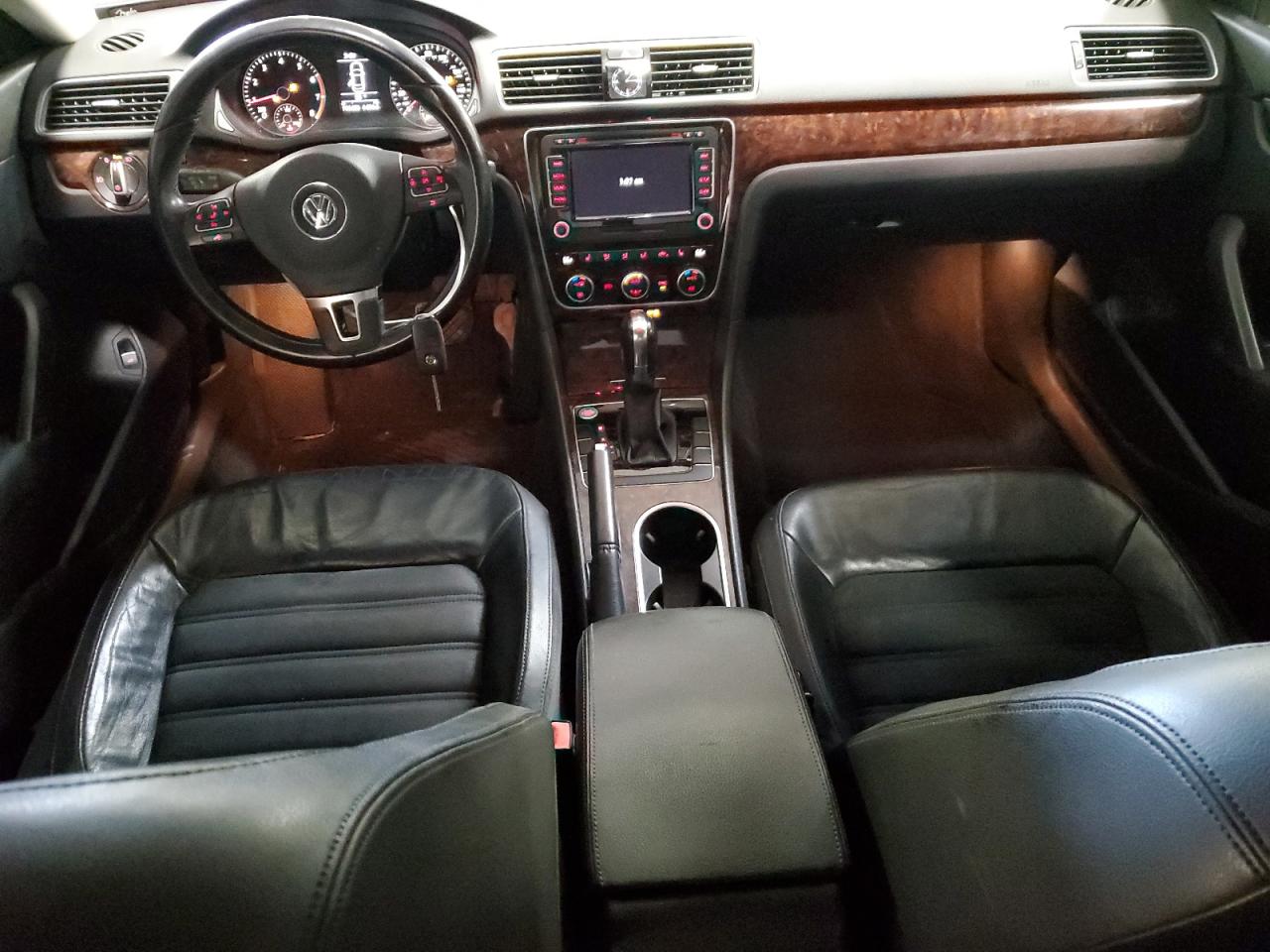 Volkswagen Passat Sel Image 2