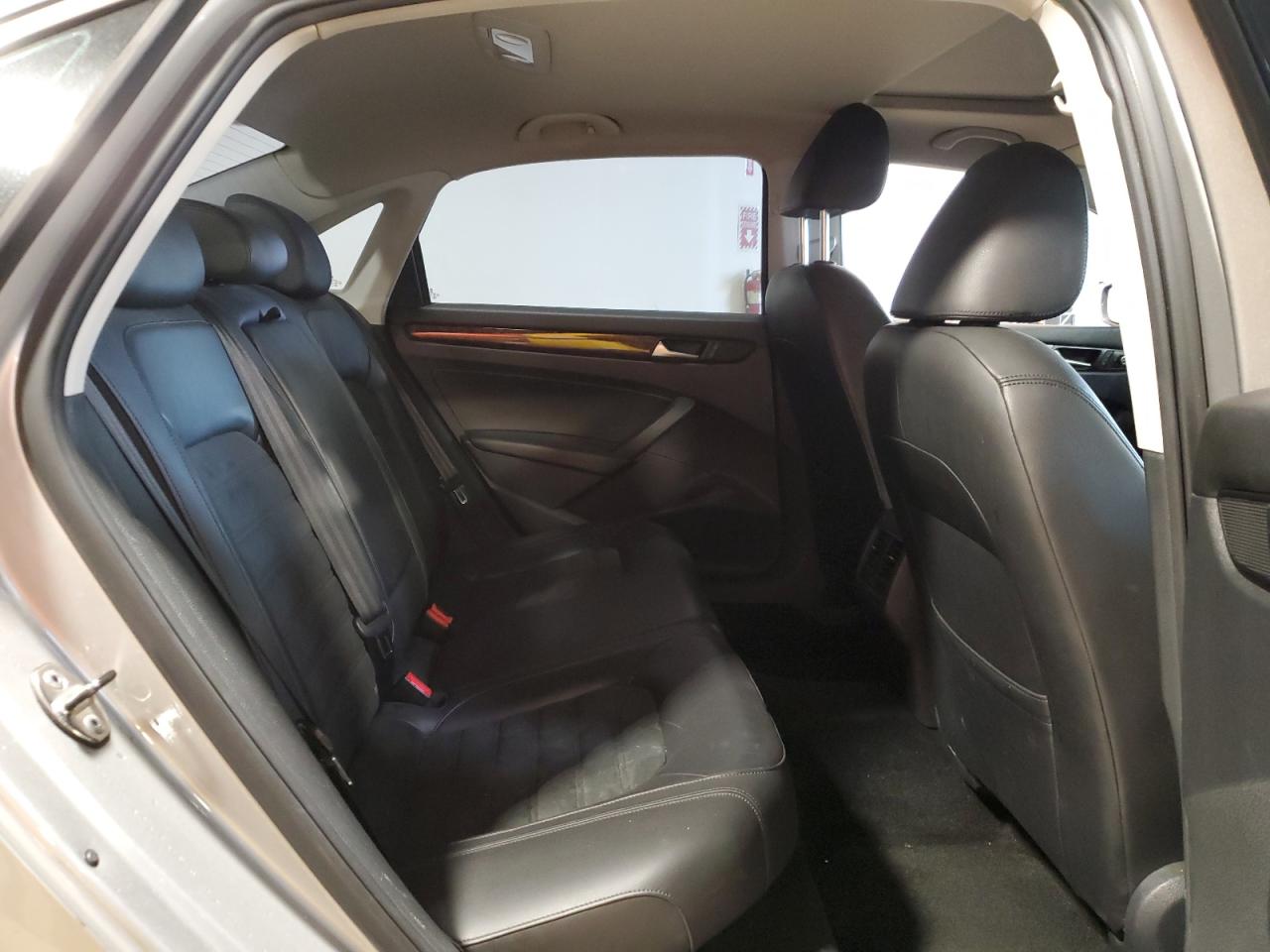 Volkswagen Passat Sel Image 9